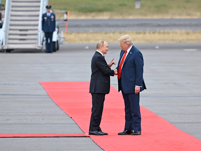 Ушаков: Путин и Трамп встретятся на саммите АТЭС в Китае, если оба приедут