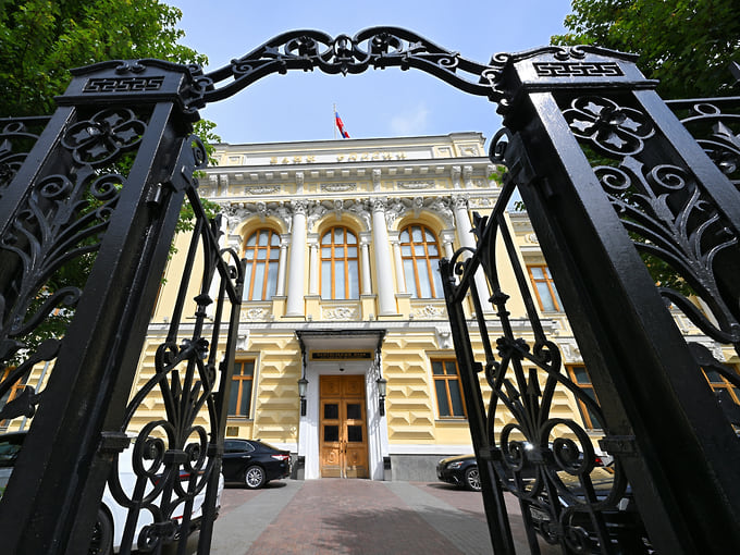 ЦБ продлил на полгода ограничения на снятие валюты