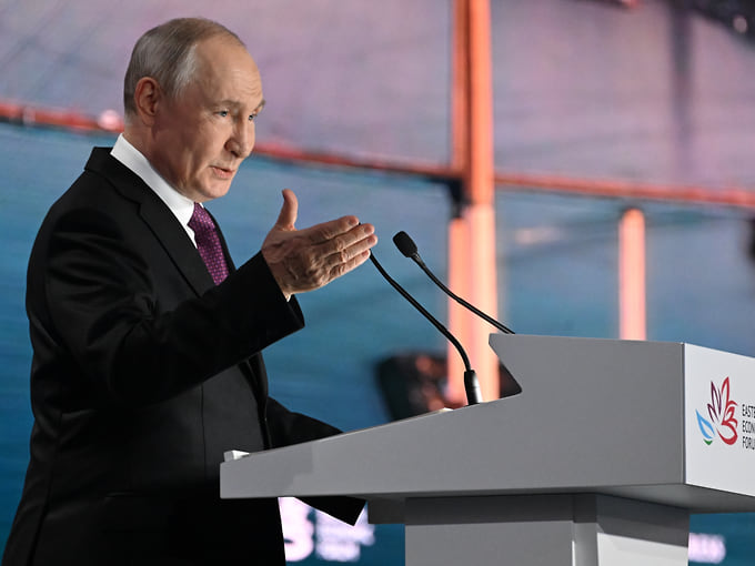 Путин рассказал о планах сделать круглогодичной навигацию по Севморпути