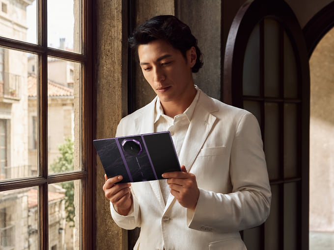 Huawei представила складывающийся втрое смартфон Mate XT2