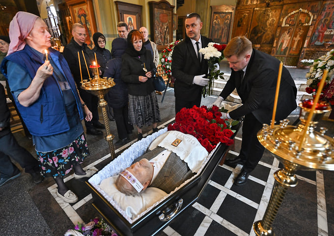 Церемония прощания с зампредседателя Союза журналистов Алексеем Вишневецким в храме Благовещения Пресвятой Богородицы в Петровском парке