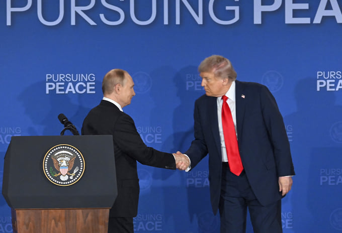 Владимир Путин и Дональд Трамп в августе 2025 года