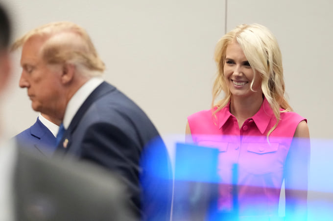 Президент США Дональд Трамп и его исполнительный ассистент Натали Харп 