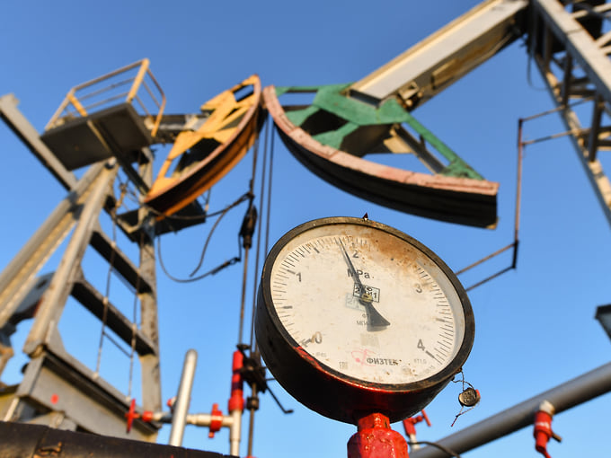 Цена нефти Brent превысила $100 за баррель впервые с конца июля