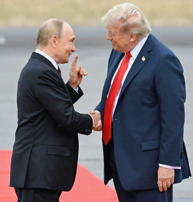 Президент России Владимир Путин (слева) и президент США Дональд Трамп