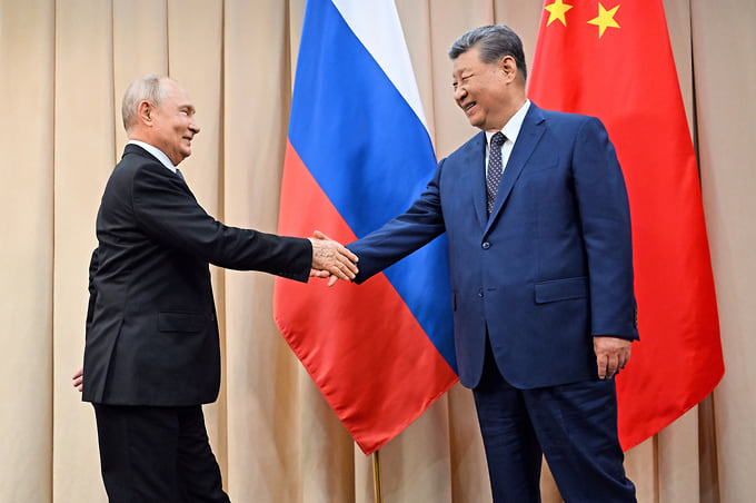 Президент России Владимир Путин (слева) и председатель КНР Си Цзиньпин
