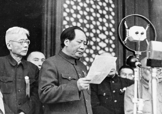 Мао Цзэдун (в центре) в 1949 году