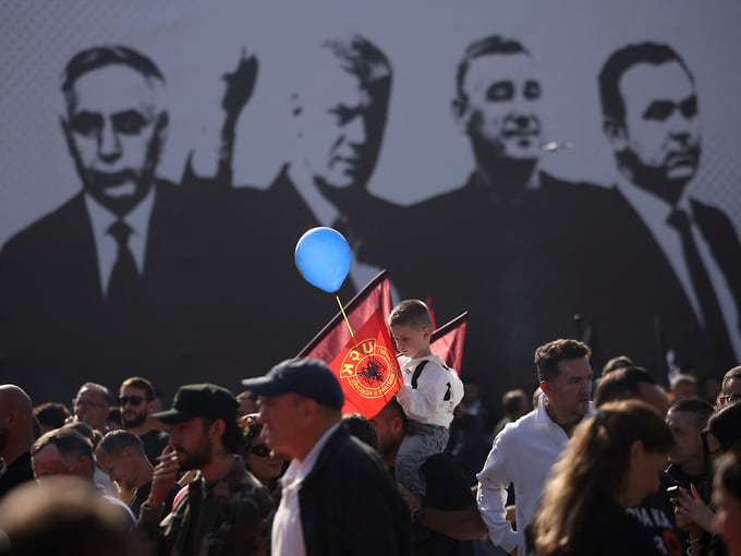 В Приштине и Гааге начались беспорядки после приговора Хашиму Тачи