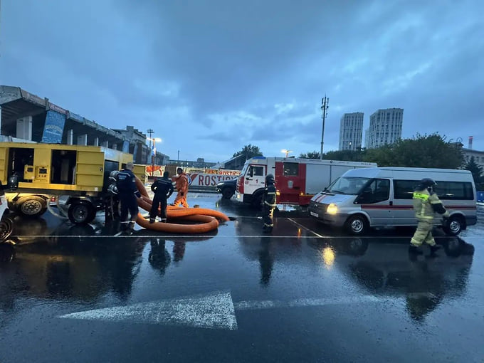 Во Владивостоке ввели режим повышенной готовности из-за ливня и подтоплений