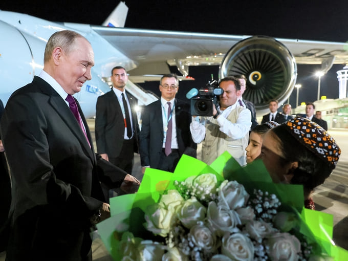 Путин прилетел в Туркменистан