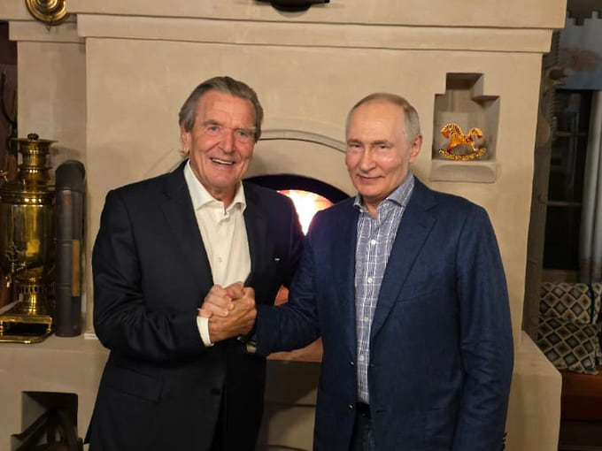 Bild: немецкие политики раскритиковали Шредера за встречу с Путиным в Москве