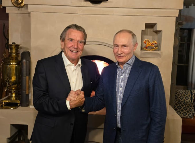 Бывший канцлер Германии Герхард Шредер и президент России Владимир Путин