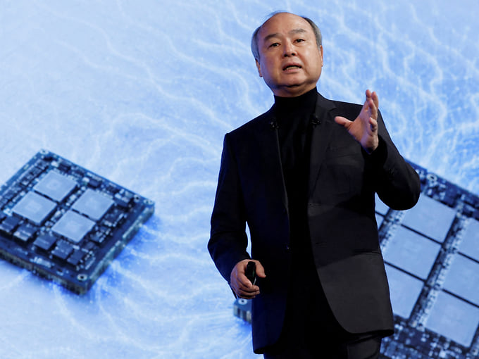 FT: SoftBank планирует привлечь $100 млрд у инвесторов с Ближнего Востока на ИИ