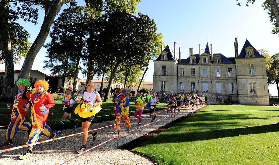 Участники забега Marathon des Chateaux du Medoc