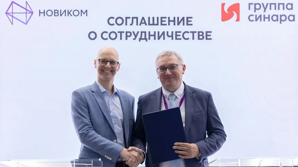 Первый заместитель генерального директора по финансам группы «Синара» Анатолий Овсянников (слева), заместитель председателя правления НОВИКОМа Алексей Кузнецов 