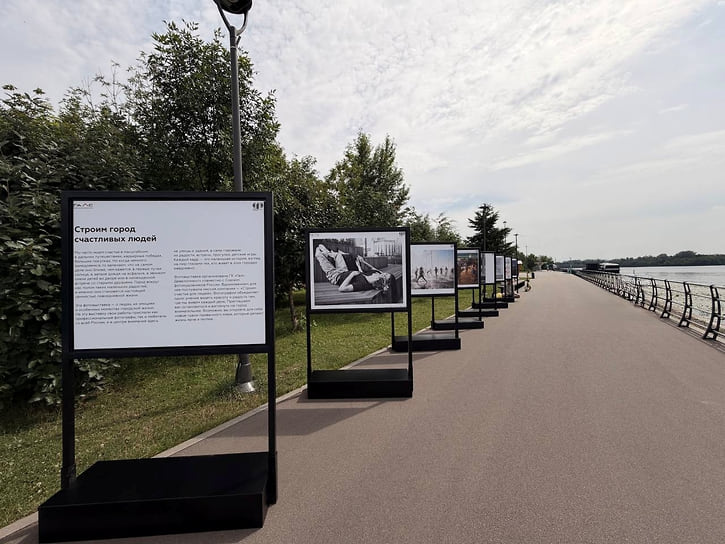 Фотовыставка «Строим город счастливых людей» в парке «Печатники»
