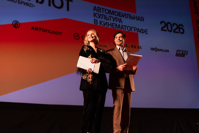 Ведущие церемонии закрытия актеры Марк Богатырев и Стася Толстая
