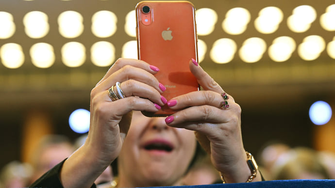 Шпионы залезли в телефоны Apple