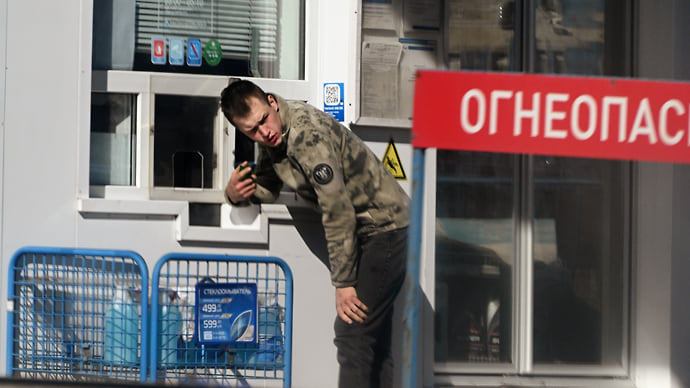 Бензиновый пресс выдавливает независимых