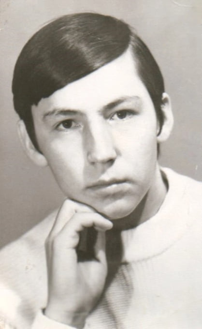 Ринат Абуталипович Талипов родился 15 августа 1956 года в деревне Борисово Кунашакского района Челябинской области. Родители — труженики села. «На совхозную работу — в шесть-семь утра. Вечером, после работы — дела домашние. Дети в этой ситуации днем предоставлены сами себе — домашние поручения родителей, игры с друзьями. К деревенской работе приучился рано. Косить траву и складывать сено в стог научился в 10–12 лет, летом работал на полевых работах, в основном прополка на совхозных полях. До восьмого класса учился в деревенской восьмилетней школе, преимущественно на башкирском языке. В средней школе обучение шло на русском языке. В 1973 году окончил Кунашакскую среднюю школу»,— вспоминает Ринат Абуталипович.