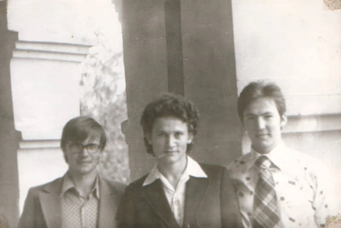 С 1973 по 1979 год — учеба в Челябинском медицинском институте. Одногодичную специализацию по хирургии (интернатуру) прошел в Копейске. Ринат Талипов (справа) и его вузовские товарищи