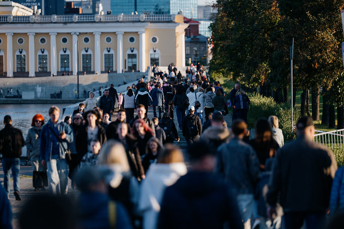 Челябинцы наслаждались хорошей погодой и устроили в центре города настоящие гуляния