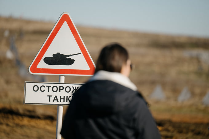 О том, что можно увидеть на полигоне, зрителей предупреждают даже дорожные знаки