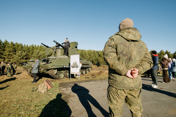 Посетители могли осмотреть экспозицию военной техники разных лет
