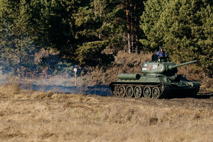 на полигон доставили военную технику разных лет, в том числе один из немногих сохранившихся на ходу Т-34