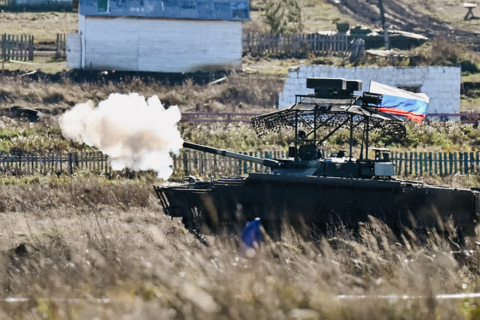 Зрителям демонстрировали возможности и современной техники. В частности, БМП-3 с "мангалом" на крыше башни