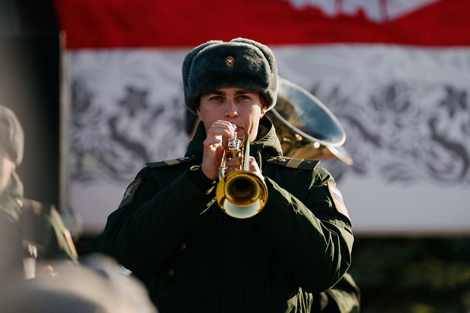 Музыкально сопровождение осуществлял оркестр 90-й Гвардейской танковой дивизии