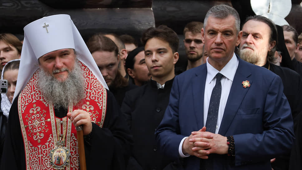 Леонид Слуцкий (справа) на ночном крестном ходе от Храма-памятника на крови в Екатеринбурге к Ганиной яме 16-17 июля