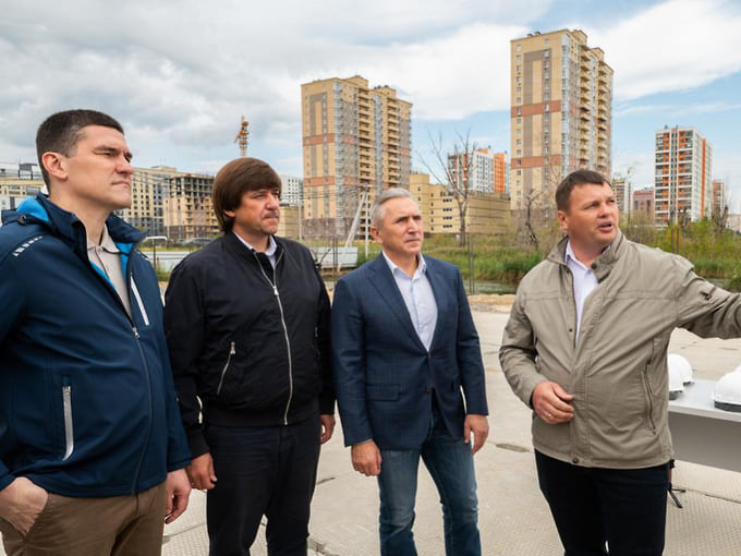 Максим Афанасьев и Александр Моор (в центре)