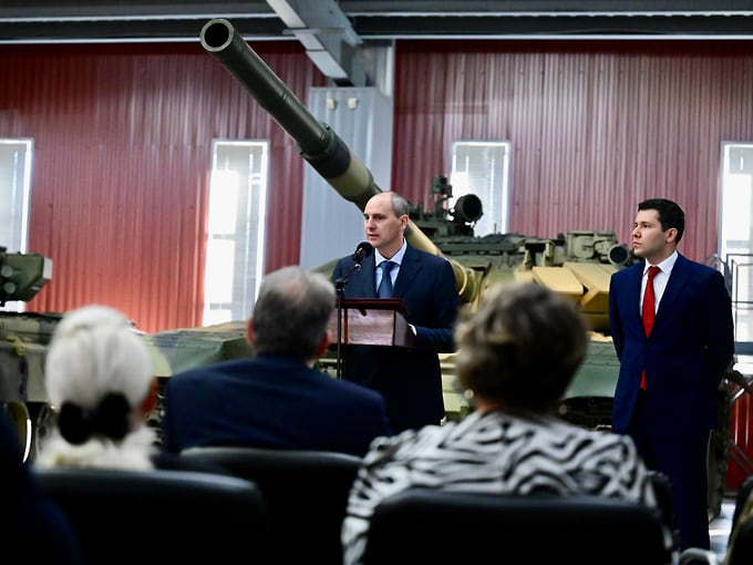 Денис Паслер и Антон Алиханов во время посещения «Уралвагонзавода» в Нижнем Тагиле.