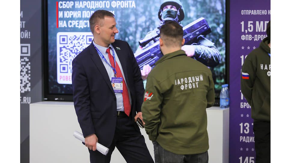 Депутат законодательного собрания Свердловской области от "Единой России", начальник управления общественных связей УГМК Алексей Свалов (слева)