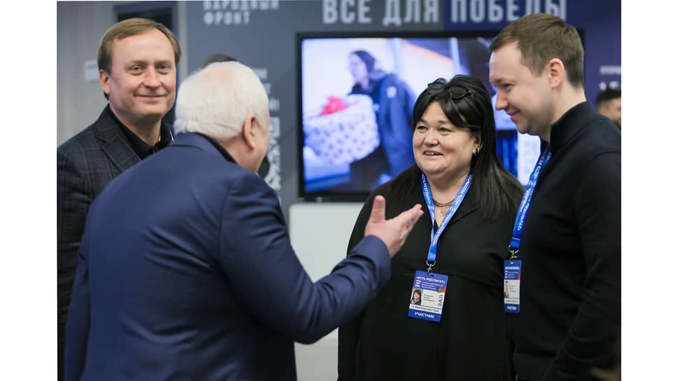 Глава Сургута Максим Слепов (справа) и заместитель председателя думы Ханты-Мансийского автономного округа (ХМАО-Югра), руководитель фракции партии "Единая Россия" Наталья Западнова (в центре)