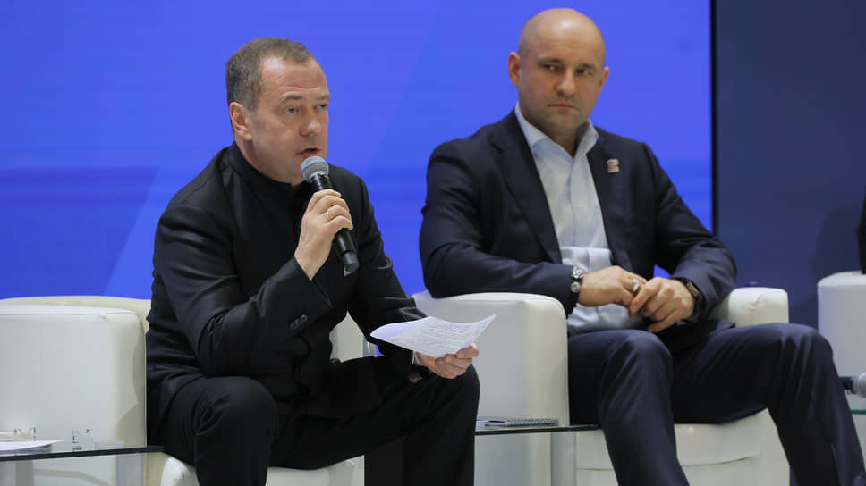 Председатель партии "Единая Россия" Дмитрий Медведев и полномочный представитель президента РФ в УрФО Артем Жога