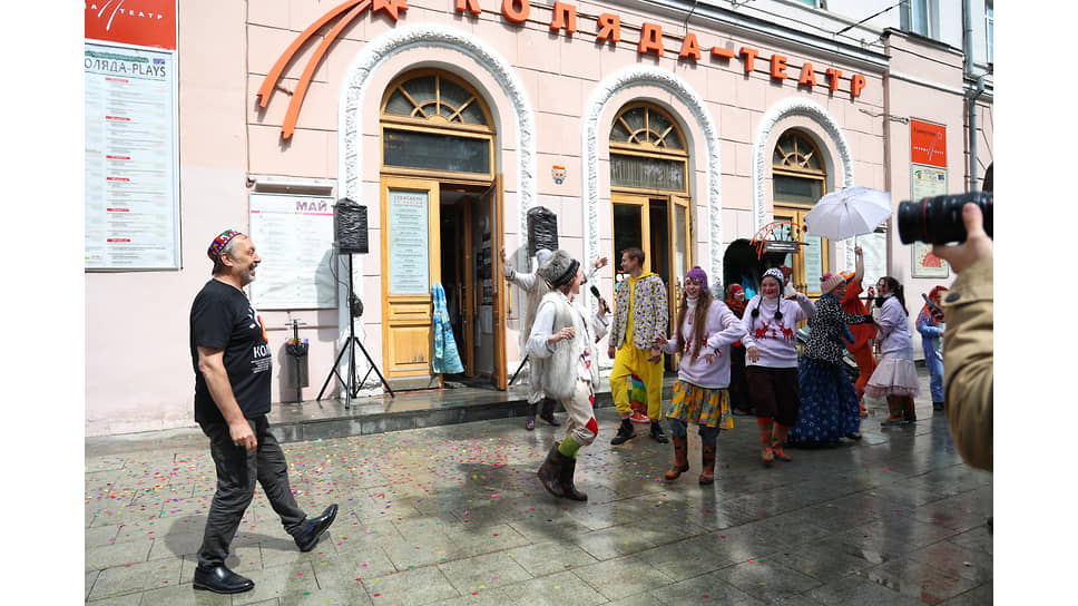 Церемония открытия XVI Международного театрального фестиваля современной драматургии "Коляда-Plays". Николай Коляда (слева) во время церемонии