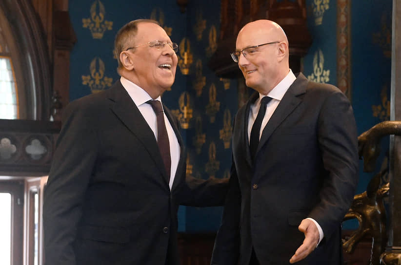 Министр иностранных дел России Сергей Лавров (слева) и заместитель председателя правительства России Дмитрий Чернышенко (справа) перед началом презентации 