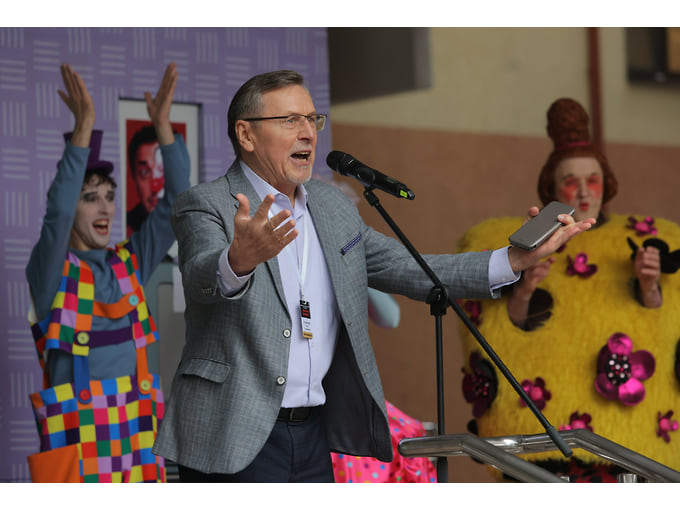 Директор Екатеринбургского театра кукол Петр Стражников во время церемонии открытия фестиваля