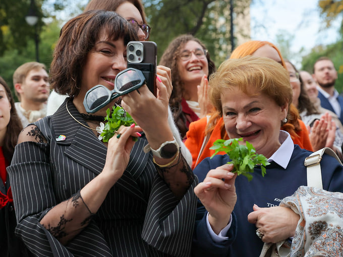 Заместитель губернатора Свердловской области Татьяна Савинова и председатель Свердловского регионального отделения Союза театральных деятелей РФ Светлана Учайкина во время церемонии открытия фестиваля