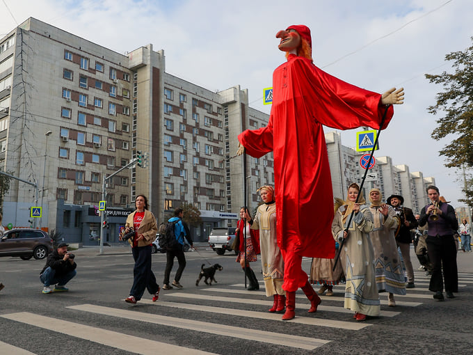В рамках открытия фестиваля театров кукол «Петрушка Великий» по улицам Екатеринбурга было организовано шествие