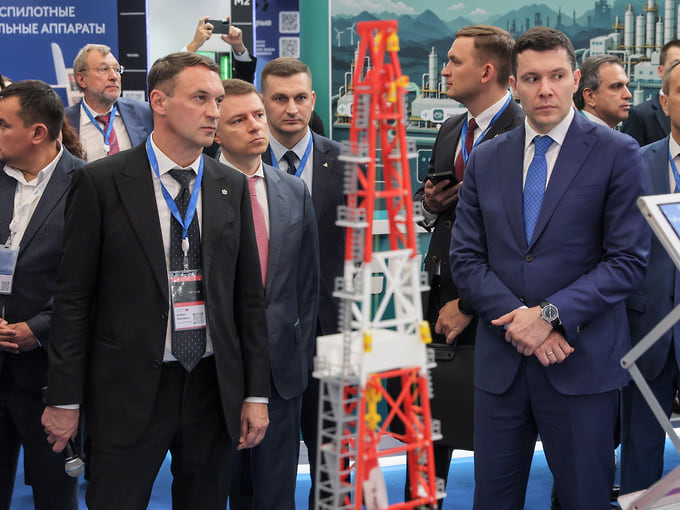Министр промышленности и торговли России Антон Алиханов (второй справа) во время посещения выставки