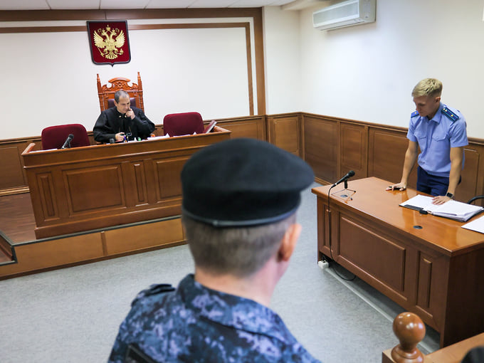 В конце августа Свердловский областной суд удовлетворил иск ЛДПР об отмене регистрации партийного списка кандидатов от «Яблока» на выборах в заксобрание Свердловской области. Истец заявил, что «Яблоко» злоупотребило свободой массовой информации, нарушило авторские права и потратило огромные суммы вне избирательного фонда