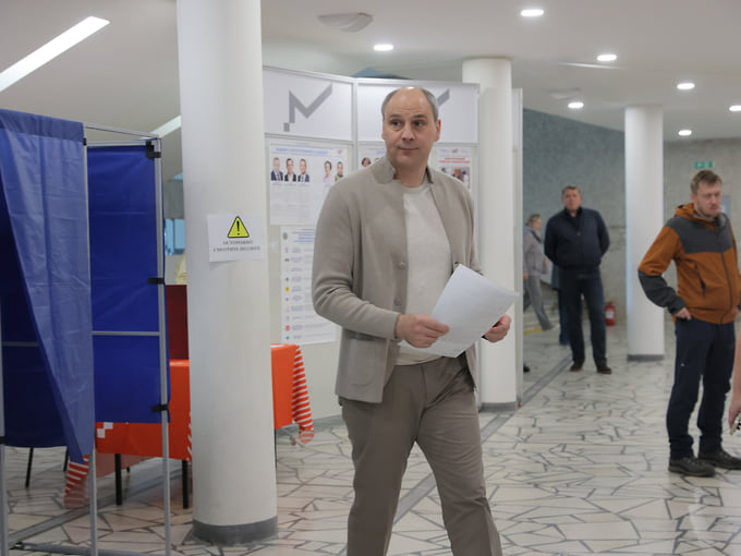 Губернатор Свердловской области Денис Паслер на избирательном участке во время голосования