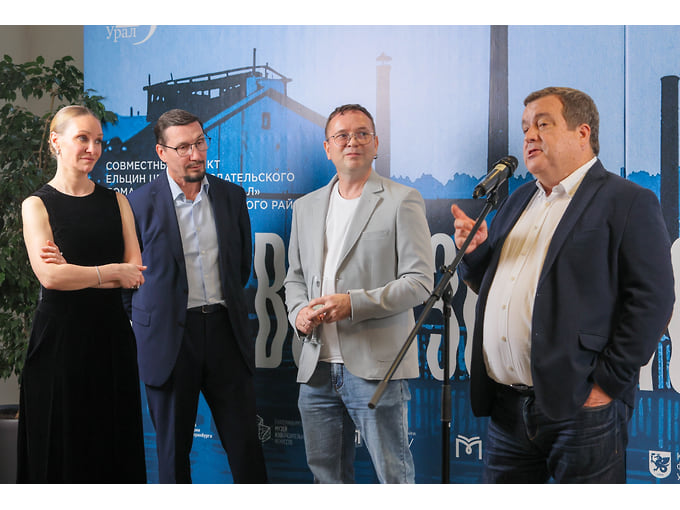 Слева направо: исполнительный директор "Коммерсантъ-Урал" Марина Архипова, вице-мэр Екатеринбурга Сергей Плахотин, главный редактор "Коммерсантъ-Урал" Николай Яблонский и исполнительный директор ИД "Коммерсантъ" Михаил Нелюбин