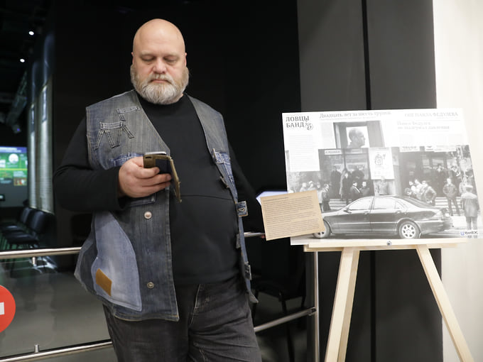 В 1988 году окончил инженерно-экономический факультет УПИ, в 2000 году — сценарный факультет ВГИК имени Герасимова. Несколько лет работал на НПО автоматика