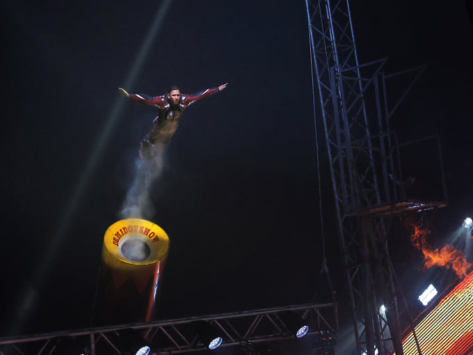 Шоу "Без животных" цирка Демидовых и ФКП "Росгосцирк" в Екатеринбурге. Полет «человека-ядра»
