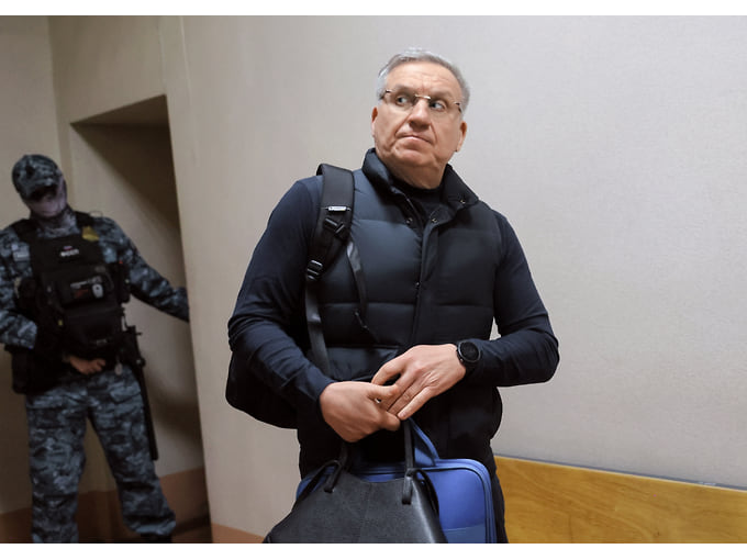 Бывший совладелец АО "Облкоммунэнерго" Алексей Бобров (справа), обвиняемый в мошенничестве в особо крупном размере, после заседания Верх-Исетского районного суда в Екатеринбурге