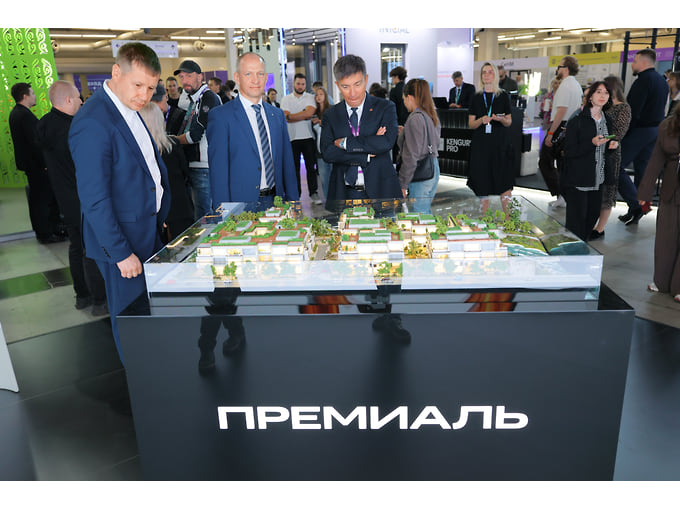 Международный строительный форум и выставка "100+ TechnoBuild" в МВЦ "Екатеринбург-ЭКСПО". Посетители на выставке